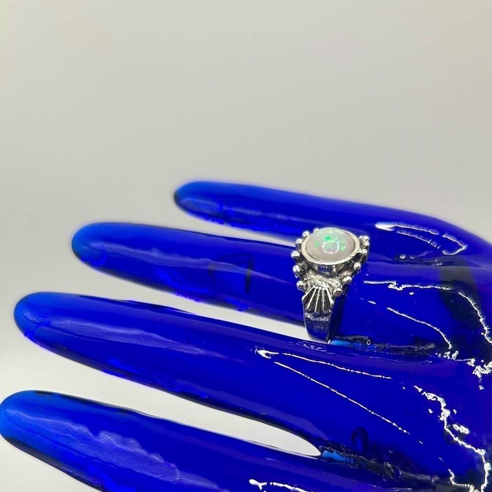 Silver and White Opal Ring Vintage Style Sz 6 - Picture 4 of 6